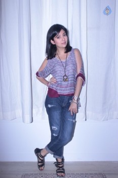 Himalaya Neem Face Wash Present Mtv Girls On Top - 29 of 38