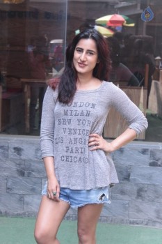 Himalaya Neem Face Wash Present Mtv Girls On Top - 32 of 38