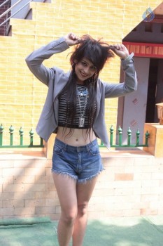 Himalaya Neem Face Wash Present Mtv Girls On Top - 34 of 38