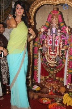 Mallika Sherawat Visits Ganpati Bappa - 11 of 14