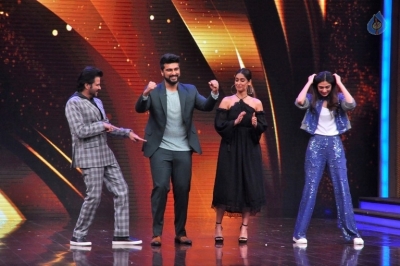 Mubarakan Team at Sabse Bada Kalakar Show - 13 of 27