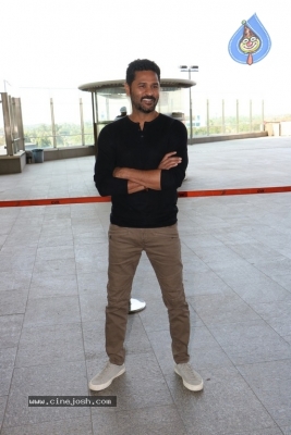 Sachin Tendulkar and Bollywood Celebrities Spotted at Airport - 3 of 60