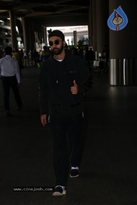 Sachin Tendulkar and Bollywood Celebrities Spotted at Airport - 6 of 60