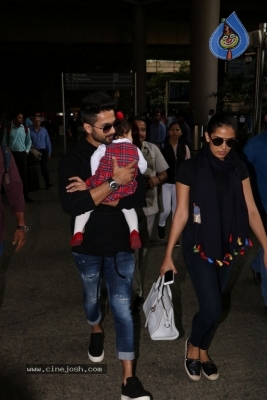 Sachin Tendulkar and Bollywood Celebrities Spotted at Airport - 7 of 60