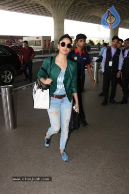 Sachin Tendulkar and Bollywood Celebrities Spotted at Airport - 13 of 60