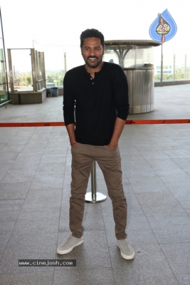 Sachin Tendulkar and Bollywood Celebrities Spotted at Airport - 14 of 60