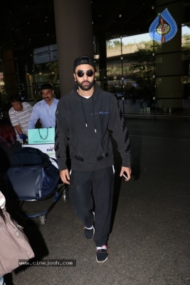 Sachin Tendulkar and Bollywood Celebrities Spotted at Airport - 15 of 60