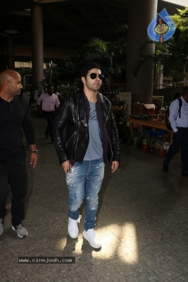 Sachin Tendulkar and Bollywood Celebrities Spotted at Airport - 19 of 60