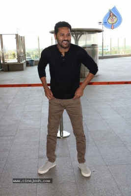 Sachin Tendulkar and Bollywood Celebrities Spotted at Airport - 21 of 60