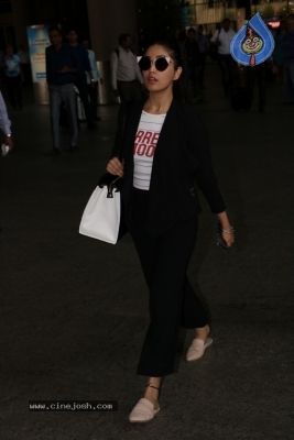 Sachin Tendulkar and Bollywood Celebrities Spotted at Airport - 32 of 60