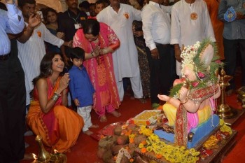 Shilpa Shetty Family at Andheri Cha Raja - 4 of 23