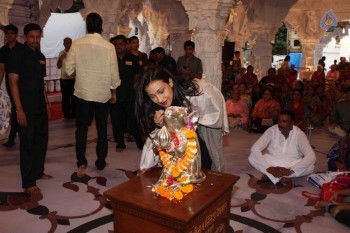 Shilpa Shetty Family at Andheri Cha Raja - 13 of 23