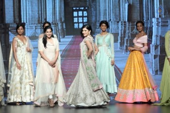 Shruti Haasan at LFW Summer Resort 2016 - 19 of 20