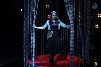 Sonakshi Sinha at Indian Idol Junior Sets - 1 of 14