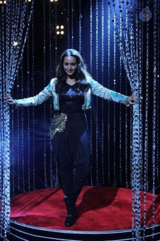 Sonakshi Sinha at Indian Idol Junior Sets - 7 of 14
