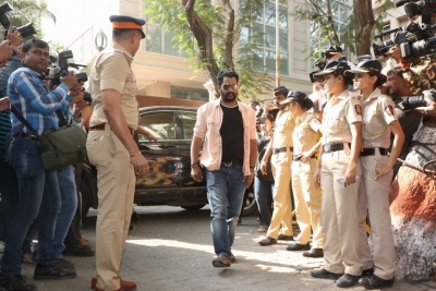 Sridevi Death - Celebs Visit Anil Kapoor Set 3 - 16 of 18