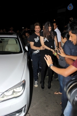 SRK and Anushka Sharma Spotted at Khar Social - 22 of 26