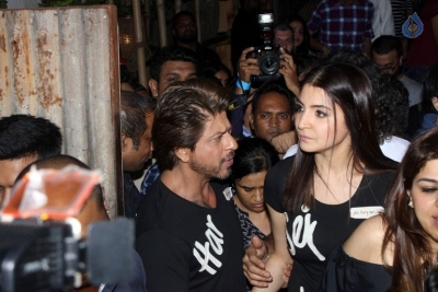 SRK and Anushka Sharma Spotted at Khar Social - 24 of 26