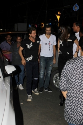 SRK and Anushka Sharma Spotted at Khar Social - 26 of 26