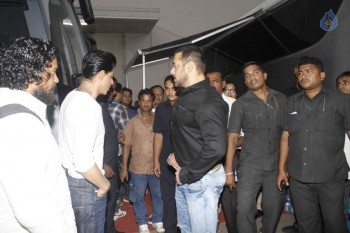 SRK and Salman Khan at Bigg Boss 9 Shoot - 2 of 6