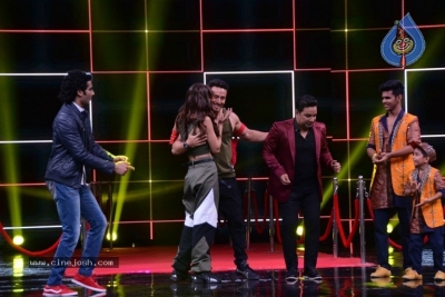 Tiger Shroff And Disha Patani Promotes Baaghi 2 On Super Dancer 2 - 7 of 17