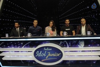 Welcome Back Stars at Indian Idol Juniors Sets - 5 of 13