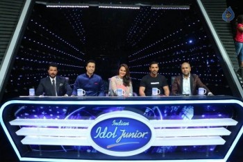 Welcome Back Stars at Indian Idol Juniors Sets - 12 of 13