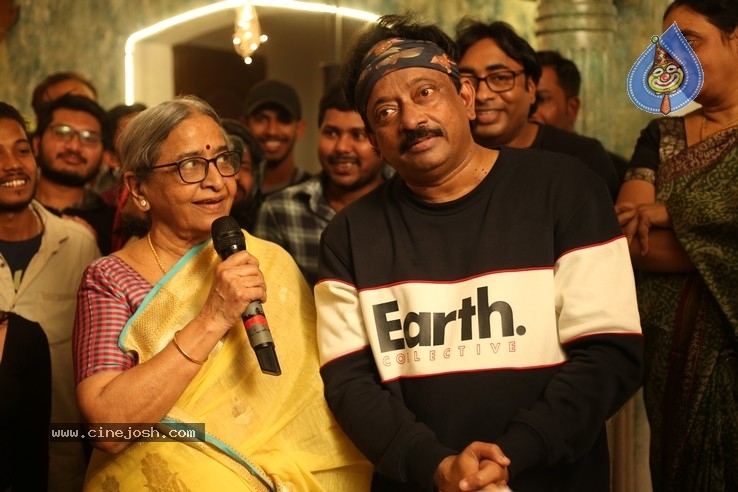 Beautiful Movie Party Pics - 69 / 98 photos