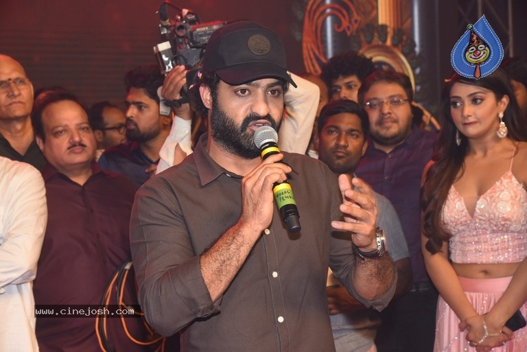 Entha Manchivaadavuraa Pre Release Event Set 02 - 26 / 81 photos