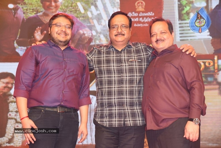 Entha Manchivaadavuraa Pre Release Event Set 02 - 27 / 81 photos