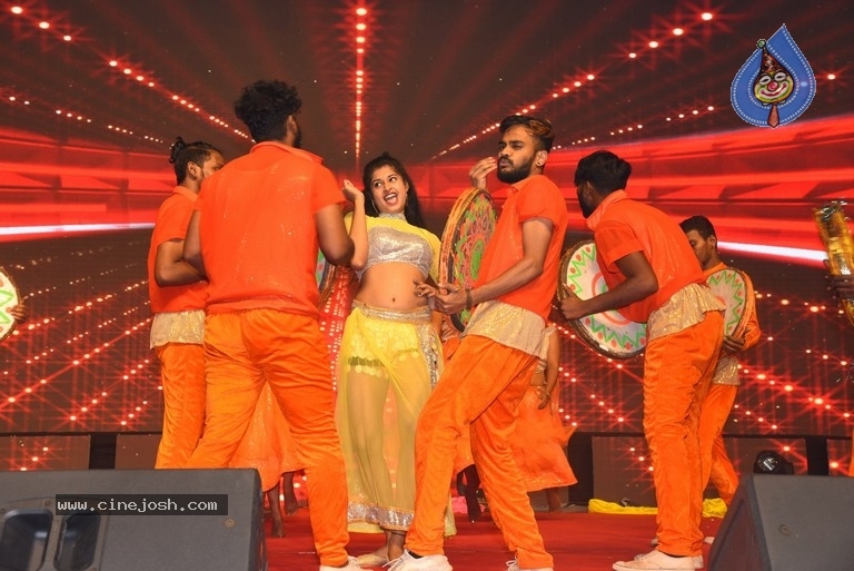 Entha Manchivaadavuraa Pre Release Event Set 02 - 28 / 81 photos