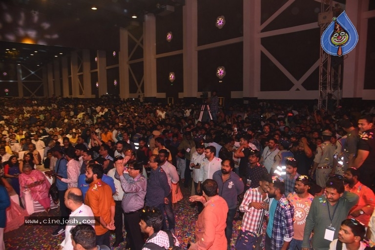 Entha Manchivaadavuraa Pre Release Event Set 02 - 71 / 81 photos