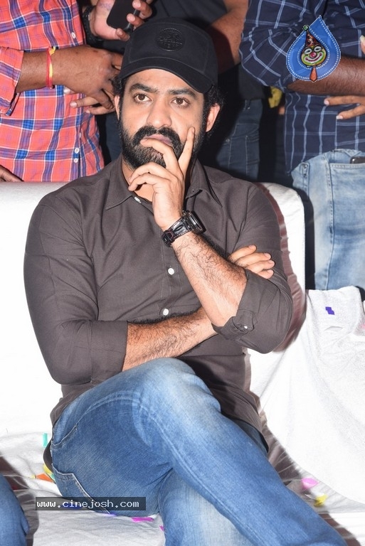 Entha Manchivaadavuraa Pre Release Event Set 02 - 72 / 81 photos