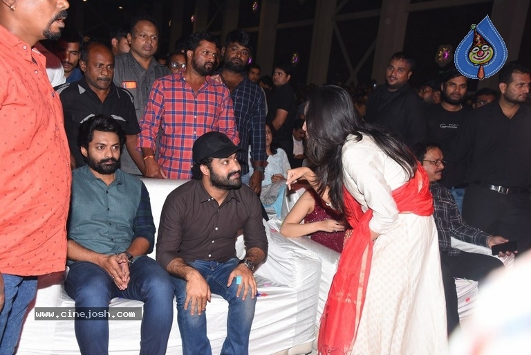 Entha Manchivaadavuraa Pre Release Event Set 02 - 78 / 81 photos