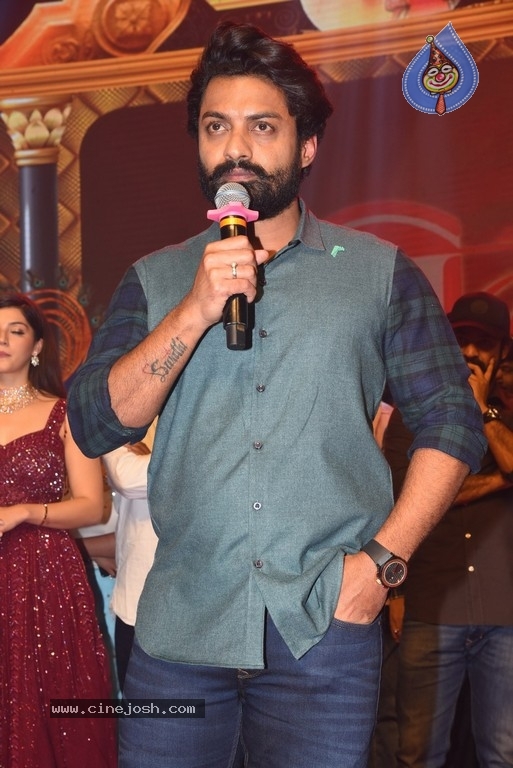 Entha Manchivaadavuraa Pre Release Event Set 02 - 80 / 81 photos