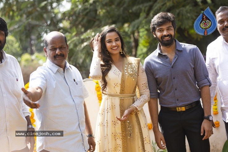 Katha Kanchiki Manam Intiki Movie Opening Stills - 3 / 14 photos