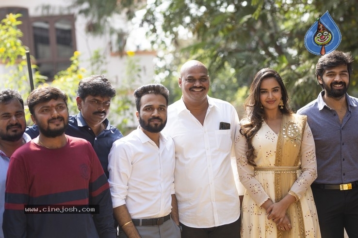 Katha Kanchiki Manam Intiki Movie Opening Stills - 6 / 14 photos