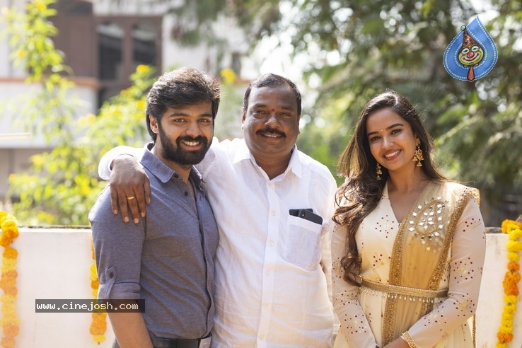 Katha Kanchiki Manam Intiki Movie Opening Stills - 11 / 14 photos