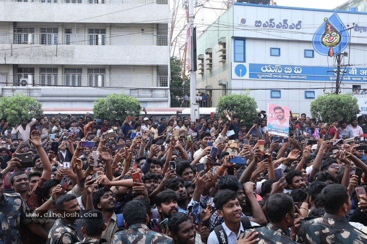 RamCharan Launched Happi Mobile Store - 28 / 53 photos