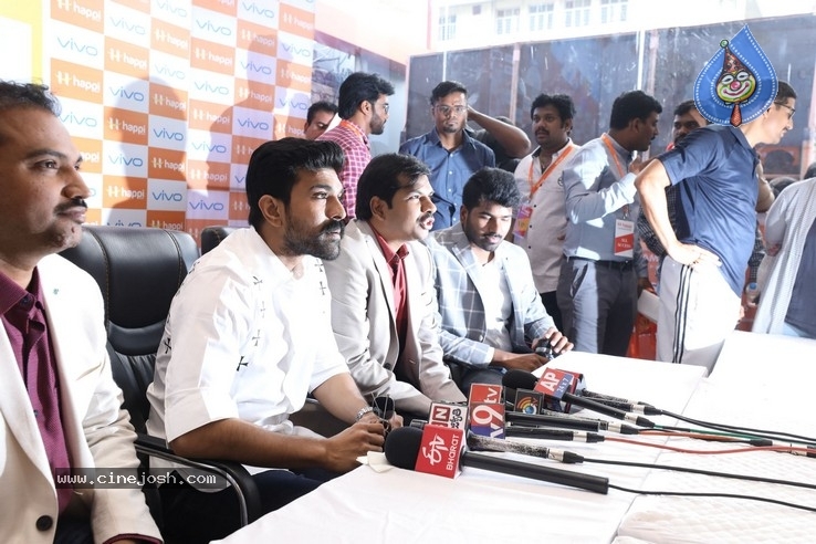 RamCharan Launched Happi Mobile Store - 33 / 53 photos