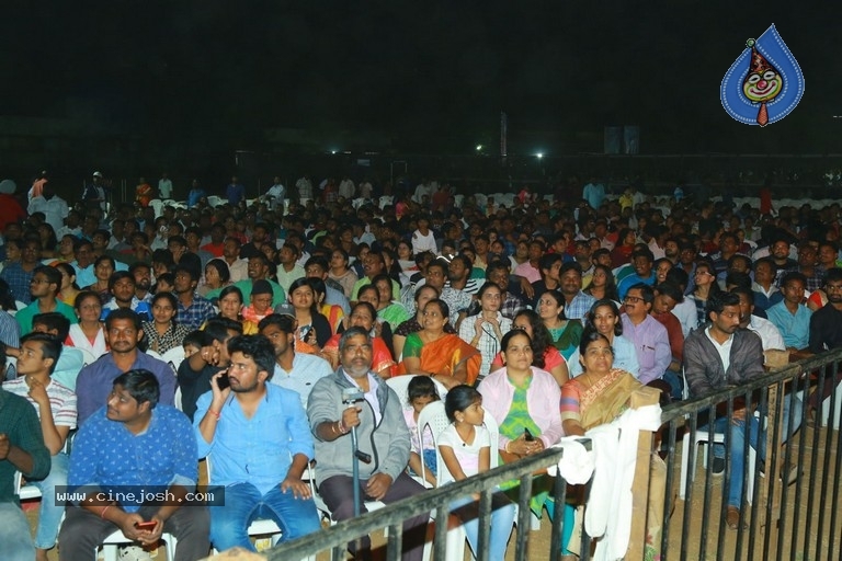 Sarileru Neekevvaru Blockbuster Ka Baap Celebrations 02 - 15 / 58 photos