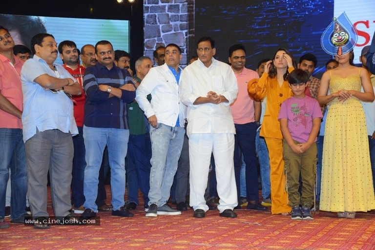 Sarileru Neekevvaru Pre Release Event  - 34 / 70 photos