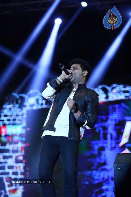 Sarileru Neekevvaru Pre Release Event 06 - 36 / 179 photos