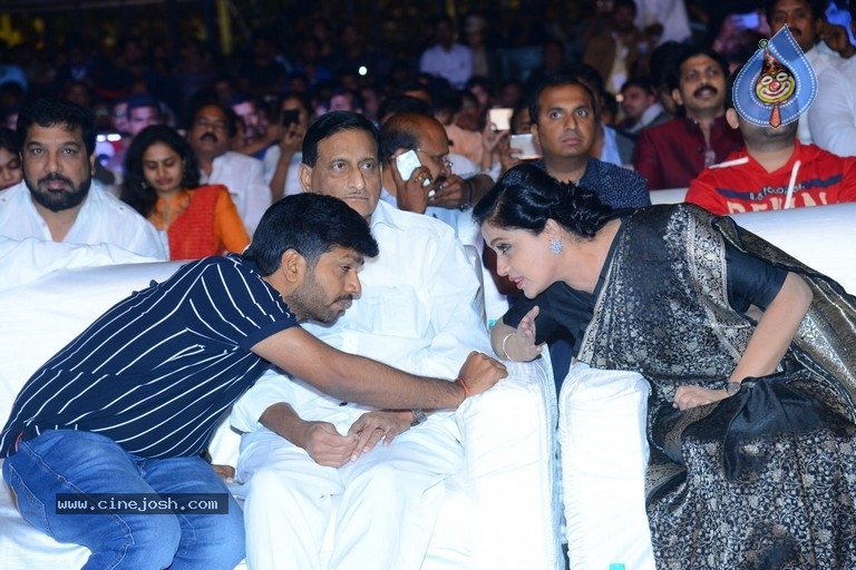 Sarileru Neekevvaru Pre Release Event 06 - 128 / 179 photos