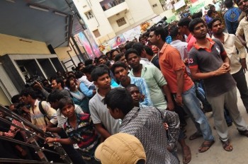 Okka Ammayi Thappa Theater Coverage - 20 of 23