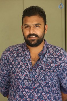 Pelli Choopulu Director Tarun Bhaskar Interview Pics - 11 of 16