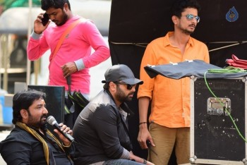 Raja Cheyyi Vesthe New Working Photos - 7 of 12