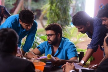 Raja Cheyyi Vesthe New Working Photos - 9 of 12