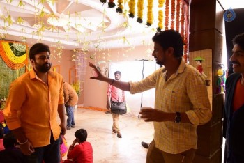 Raja Cheyyi Vesthe New Working Photos - 11 of 12