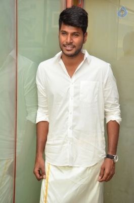 Sundeep Kishan Samanthakamani Interview Photos - 1 of 19